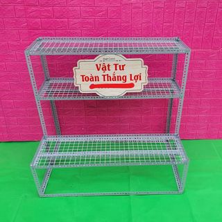 Kệ sắt V lỗ bậc thang khung V3x3cm ( 2 bậc_ 3 tầng kệ bằng vỉ sắt lưới ô vuông)