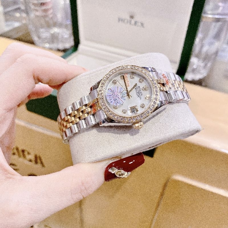 Đồng Hồ Rolexx Nữ Máy Quartz (Pin) Kính Sapphiare Mặt Tròn Siz 31mm Dây Kim Loại Demi Gold Niềng Đá