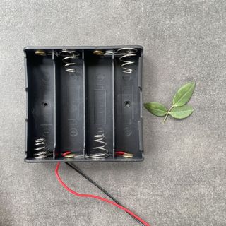 Đế 4 pin 18650 nối tiếp - đế nhựa đựng pin