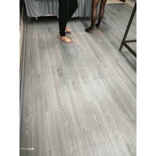 Miếng Sàn Nhựa giả Gỗ Keo Sẵn Lột Ra Dán