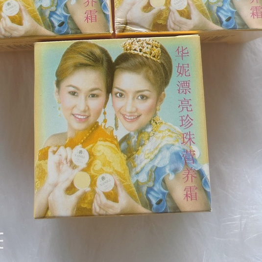 Kem cô gái Nhật trắng da