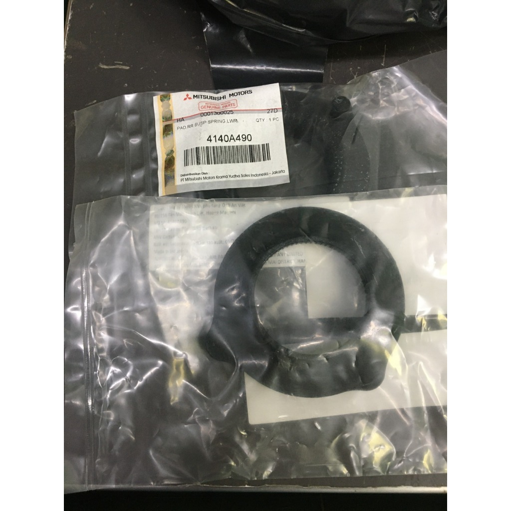 Cao su đệm lò xo giảm xóc sau XPANDER 2018-2024 xịn chính hãng zin theo xe