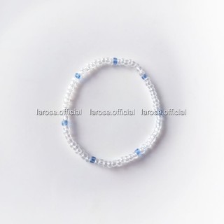 Set vòng tay cùng Lia Itzy vòng hoa xanh, vòng hoa trắng, vòng trắng trong