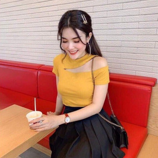 Áo phông khoét lệch vai gợi cảm