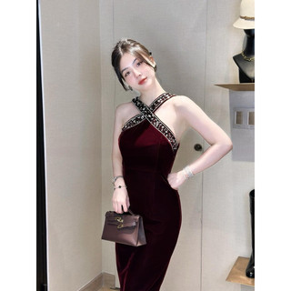 Váy nhung cổ yếm đính đá sang chảnh ngút ngàn