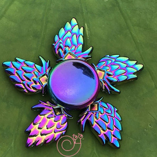 Con quay Finger Spinner lông vũ 5 cánh phản quang kim loại cao cấp