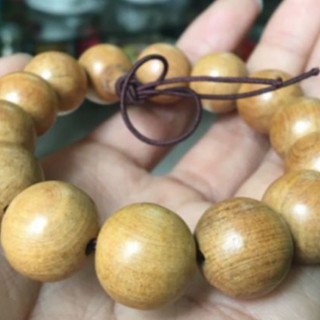 Vòng đeo tay gỗ bách thơm