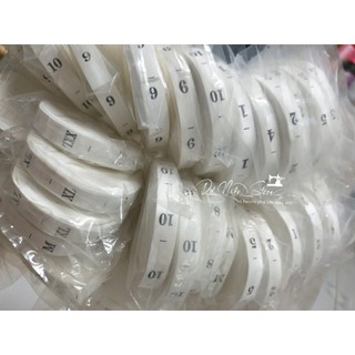 Cuộn 1000 tem size số, size chữ in trên giấy dai.