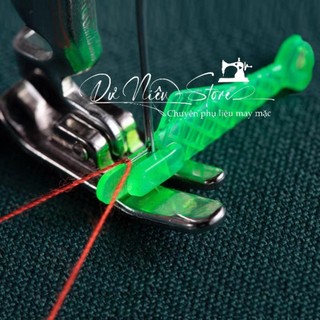 Dụng cụ xỏ kim hình con cá mini gói 5 cái