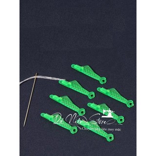 Dụng cụ xỏ kim hình con cá mini gói 5 cái