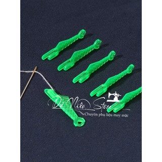 Dụng cụ xỏ kim hình con cá mini gói 5 cái