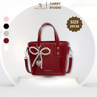 Túi Xách Nữ Kèm Charm Nơ Xinh Xắn Carry Studio Túi Đeo Chéo Form Vuông Da Bóng Size 20cm