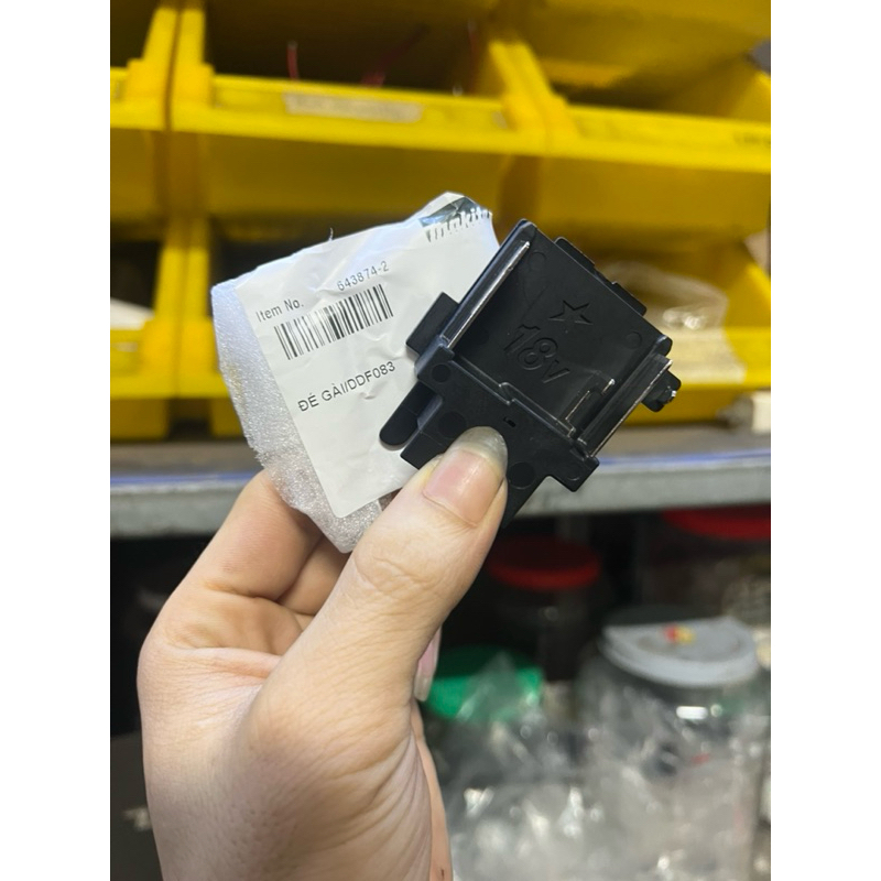 Chân pin DTP141/ DHR171/DF083 Makita (643874-2)