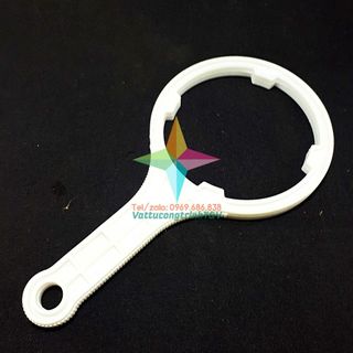 Tay nhựa mở lõi lọc nước