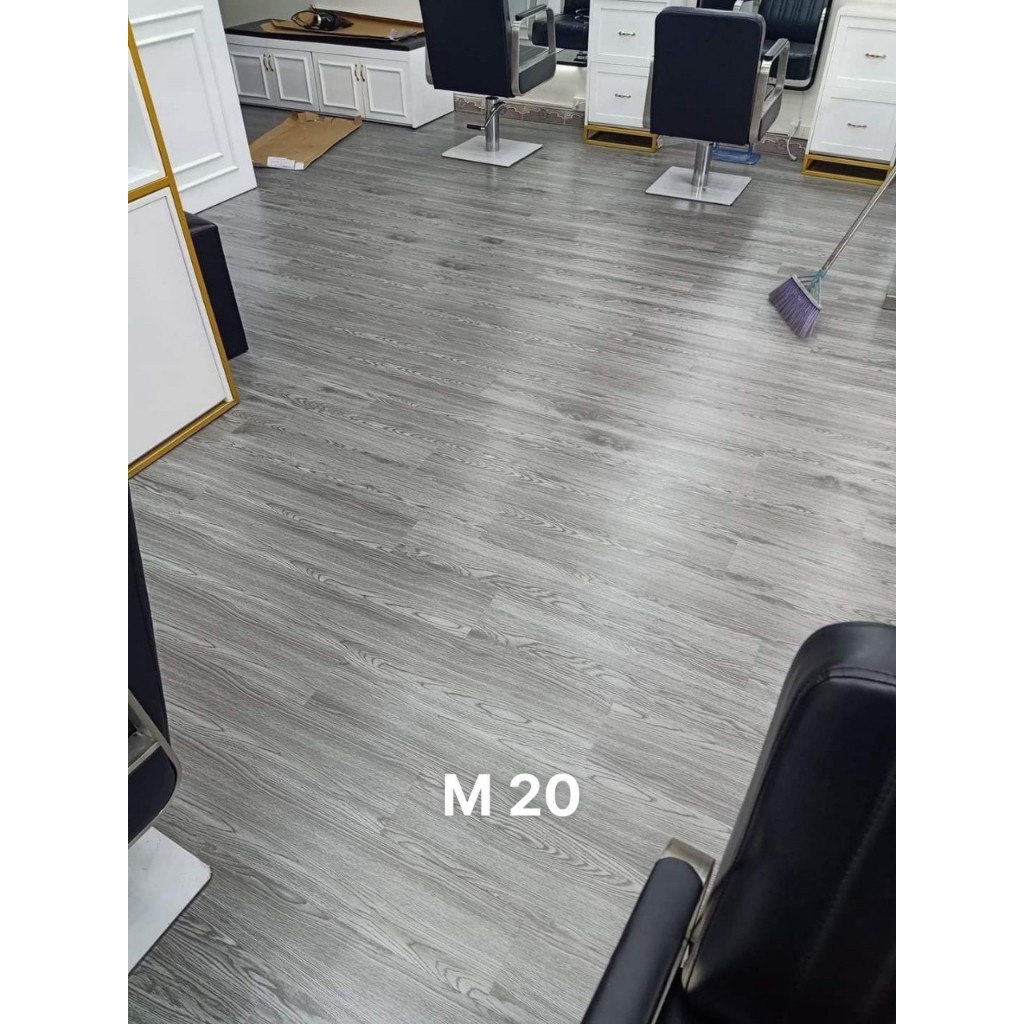Miếng sàn nhựa giả gỗ chống trượt có keo tự dán dày 2mm  dài 45,5cm rộng 15,2cm.