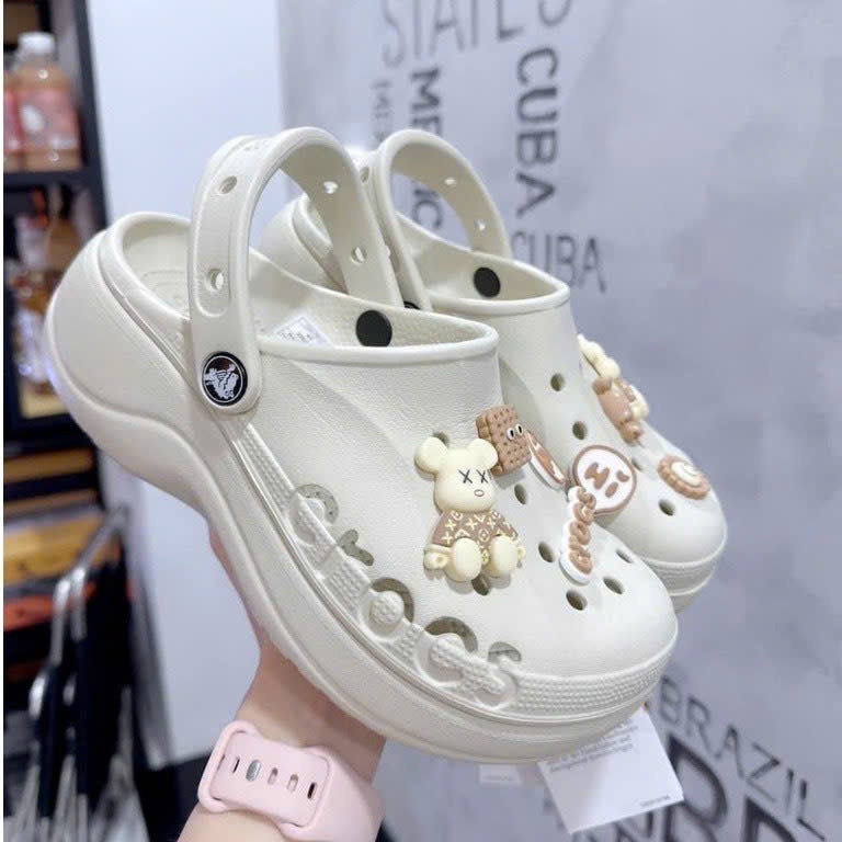 Giày Sục CROCS BAYA Chữ Đế Cao 5Cm Siêu Hot (Tặng 8 Sticker 2D Ngẫu Nhiên) , Giày Clog Nữ Crocs Baya