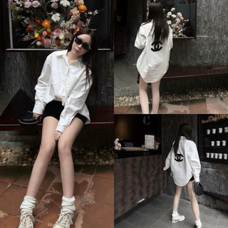 Áo sơ mi trắng thô tay dài thêu chữ CHA .NEL dáng oversize