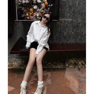 Áo sơ mi trắng thô tay dài thêu chữ CHA .NEL dáng oversize