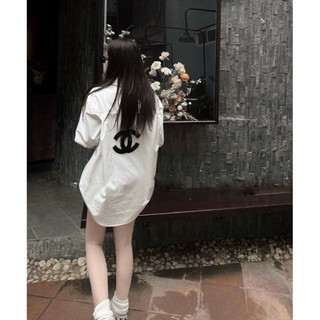 Áo sơ mi trắng thô tay dài thêu chữ CHA .NEL dáng oversize