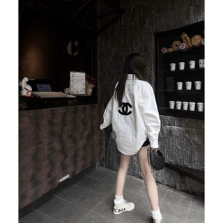 Áo sơ mi trắng thô tay dài thêu chữ CHA .NEL dáng oversize