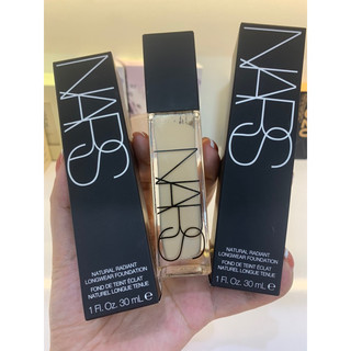 Kem nền Nars dài da dầu
