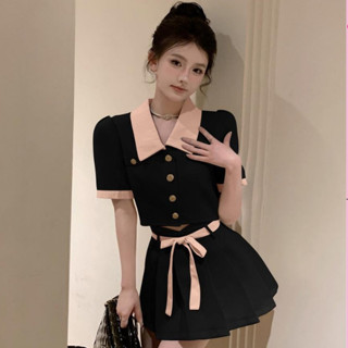 Sét Áo Cổ Bẻ Ngắn Phối Màu Croptop Chân Váy Xếp Ly Xoè Kem Đen Kèm Dây Thắt Lưng
