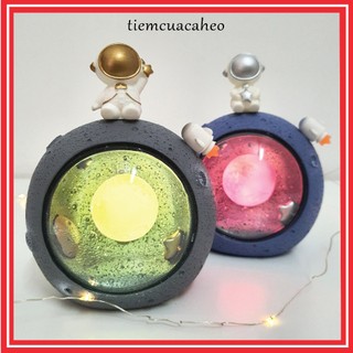 (Sẵn Hàng Tại TP HCM, ship hỏa tốc 2h) Đèn led, đèn ngủ Phi Hành Gia ngồi trên Mặt Trăng,Quà Tặng Sinh Nhật, Trang Trí
