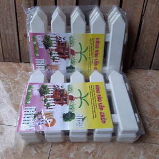 Hàng rào nhựa lắp ghép cao 20cm, bộ dài 1.6m và bông trắng trang trí noel