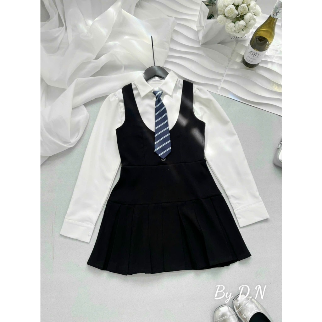 (Hàng Sẵn): Set Yếm Tuyết Đuôi Xếp Ly Mix Áo Sơ Mi Thô Tay Bồng Dài Tay Kèm Cà Vạt Chuẩn Form Mẫu Mặc Lollaye | BigBuy360 - bigbuy360.vn