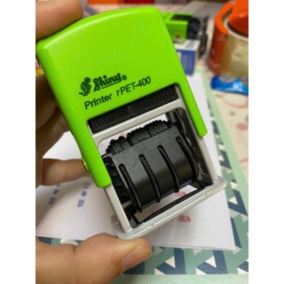 Dấu ngày-tháng-năm màu xanh, màu đỏ. có bánh răng chuyển ngày