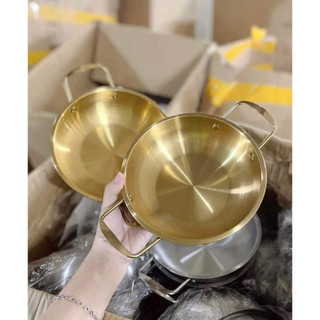 Chảo size 20cm, chất liệu Innox màu vàng sang trọng, có 2 quai tay cầm chống nóng