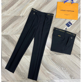 Quần tây âu vải nam Eo Vì viền cạp dệt dải sọc chữ hãng quấn quanh đính hoa kèm bảng chữ vàng đồng