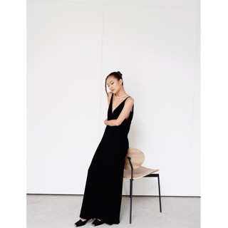  Đầm linen tưng Hightower Dress cổ V khoét sâu gợi cảm dáng suông phong cách thanh lịch sang trọng tinh tế - REN STUDIO 