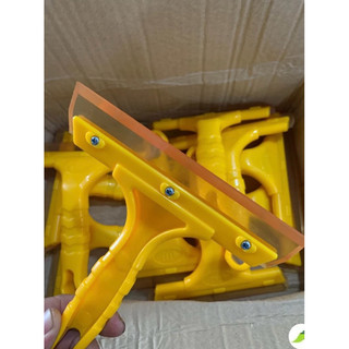 Cây gạt kính gạt kiếng mini cầm tay