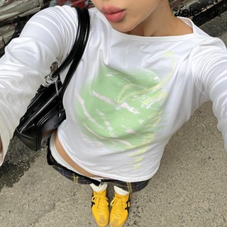 áo thun ôm croptop cổ thuyền aeie jr. IIWII TOP — tay lửng, tôn dáng in graphic xanh lá vàng