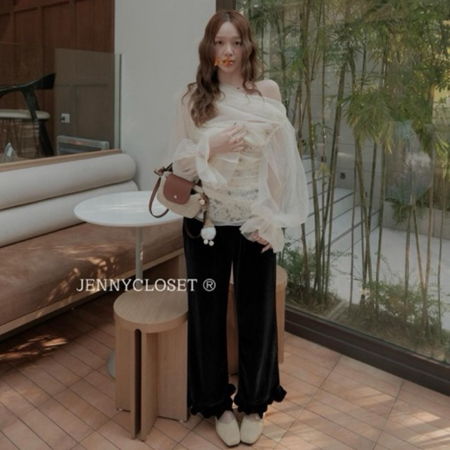 JENNYCLOSET ® Áo trễ vai voan tơ hoa ren cao cấp , Áo nữ dài tay hở vai phối ren hàng L1 (ảnh thật shop chụp) | BigBuy360 - bigbuy360.vn