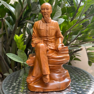 Tượng bác hồ ngồi đọc sách bằng gỗ bách thơm