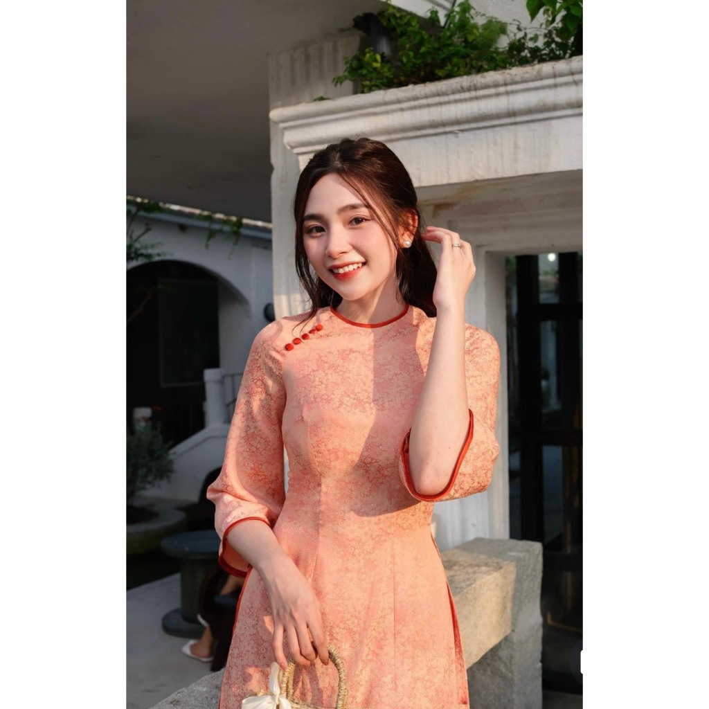 [SẴN HÀNG]Áo dài cách tân, áo dài truyền thống HỒNG ANH cổ tròn viền hồng sen, đính cúc cách điệu hoạ tiết gấm | BigBuy360 - bigbuy360.vn