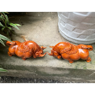 Tượng con trâu gỗ hương