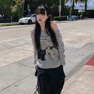 Áo len lệch vai nữ WG.WE Dáng rộng Sexy Áo thun len nữ Trễ vai Form rộng In hình Họa tiết mèo Cá tính