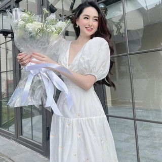 Đầm trắng hoa cổ vuông dễ thương