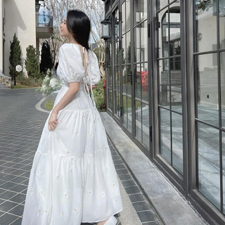 Đầm trắng hoa cổ vuông dễ thương