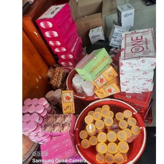Kem trắng da khách đặt