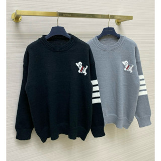 Áo sweater len thu đông nam nữ Thom Browne dệt tay 4 sọc trắng ngực thêu chú cún vạch đỏ