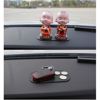 Miếng hít đồ vật trên ô tô, Miếng dán chống trượt trên ô tô giúp ngăn các vật trượt khỏi bàn xe
