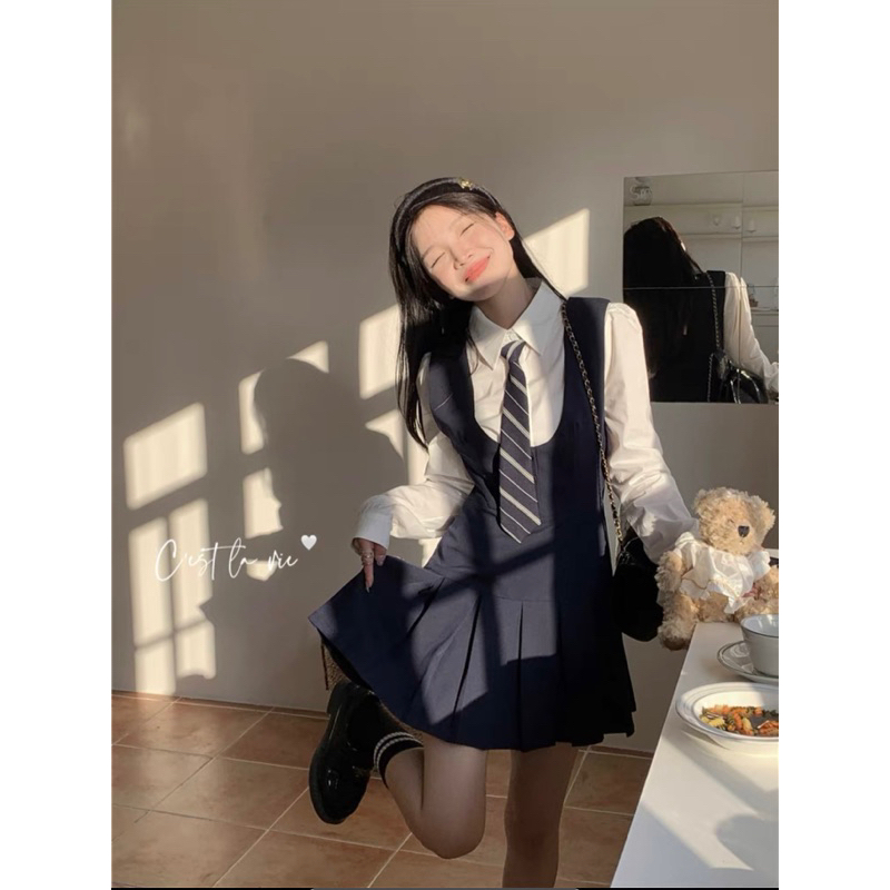 (Hàng Sẵn): Set Yếm Tuyết Đuôi Xếp Ly Mix Áo Sơ Mi Thô Tay Bồng Dài Tay Kèm Cà Vạt Chuẩn Form Mẫu Mặc Lollaye | BigBuy360 - bigbuy360.vn