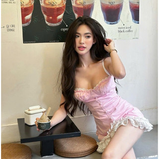 Đầm 2 dây nhún ngực hồng viền ren trắng bèo nút bọc