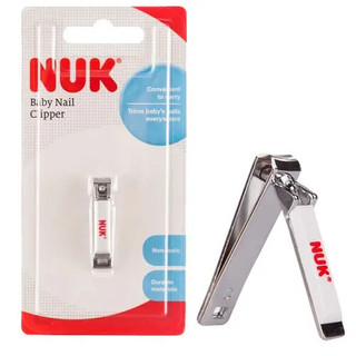 Bấm móng tay cho bé Nuk Đức