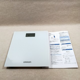 Cân sức khỏe điện tử hiệu OMRON chạy bằng pin. Tải trọng tối đa 150kg -Nhật Bản