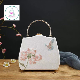 Túi cổ trang phối với áo dài thêu hoa lan sang trọng - túi tặng mẹ